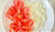 Как приготовить яичницу с беконом Глазунья с беконом и помидорами